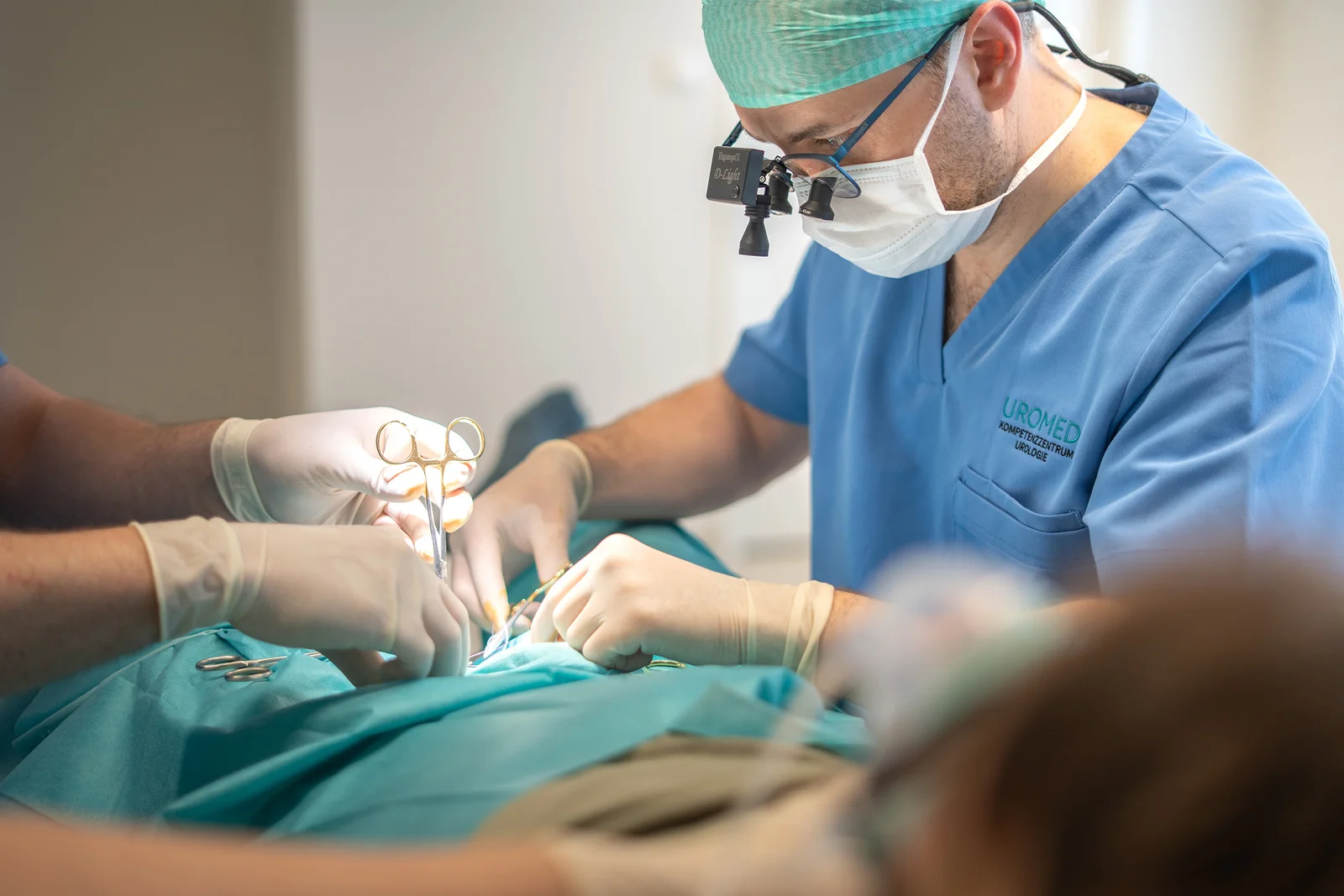 Priv.-Doz. DDr. Özsoy bei der Vasektomie – No-Scalpel Technik Wien
